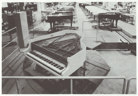 カワイ、グランドピアノの制作工場.png